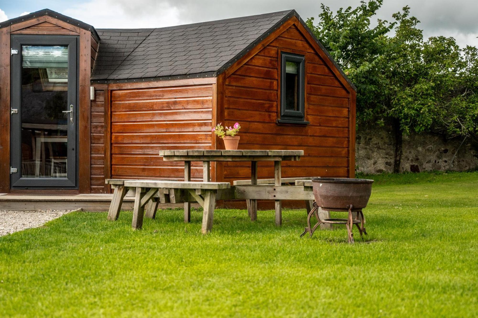 Отель Delny Glamping And Farm Animals Инвергордон Экстерьер фото