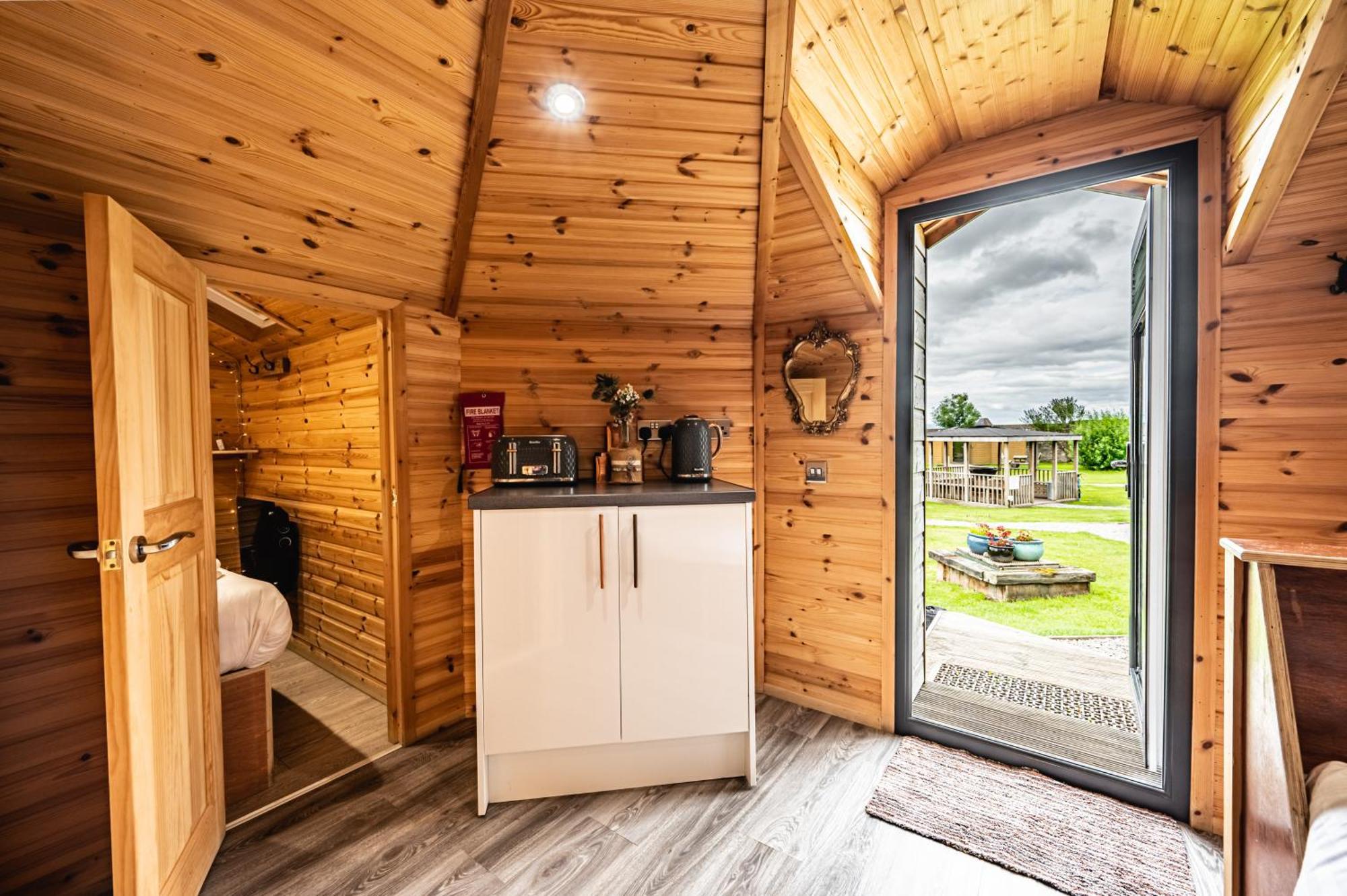 Отель Delny Glamping And Farm Animals Инвергордон Экстерьер фото