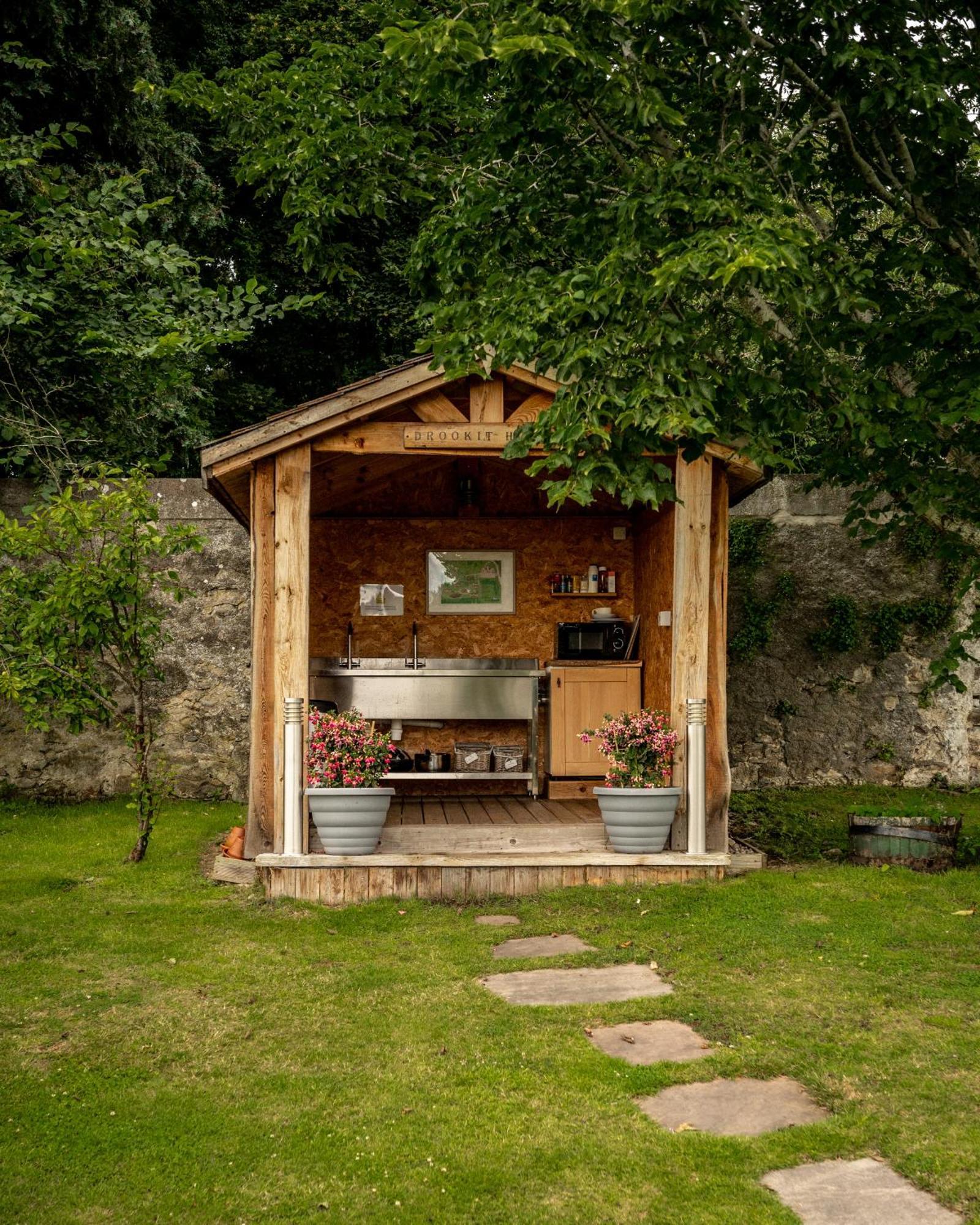 Отель Delny Glamping And Farm Animals Инвергордон Экстерьер фото