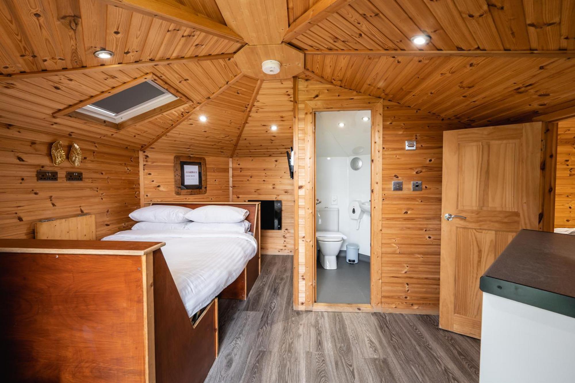 Отель Delny Glamping And Farm Animals Инвергордон Экстерьер фото