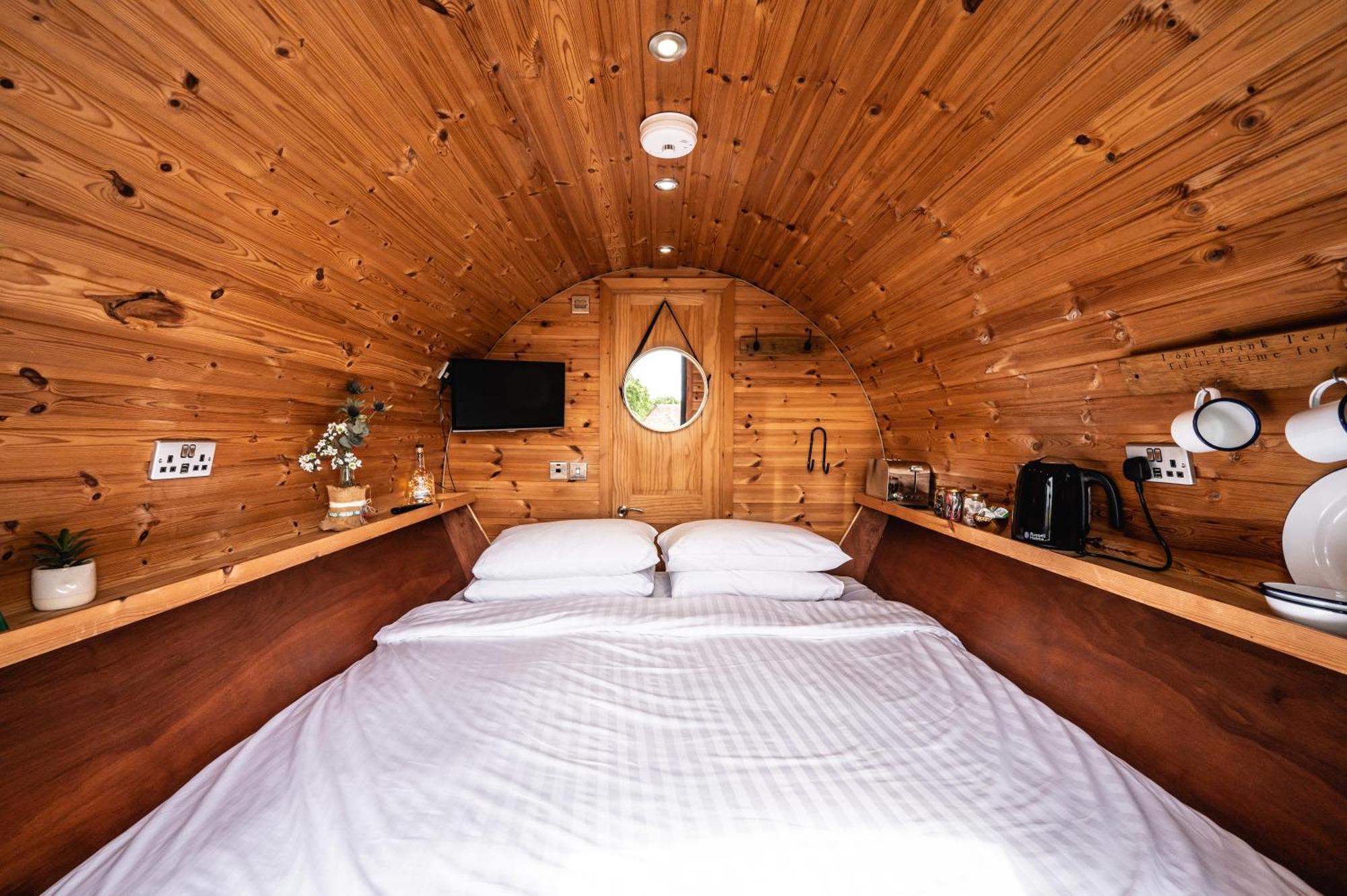 Отель Delny Glamping And Farm Animals Инвергордон Экстерьер фото